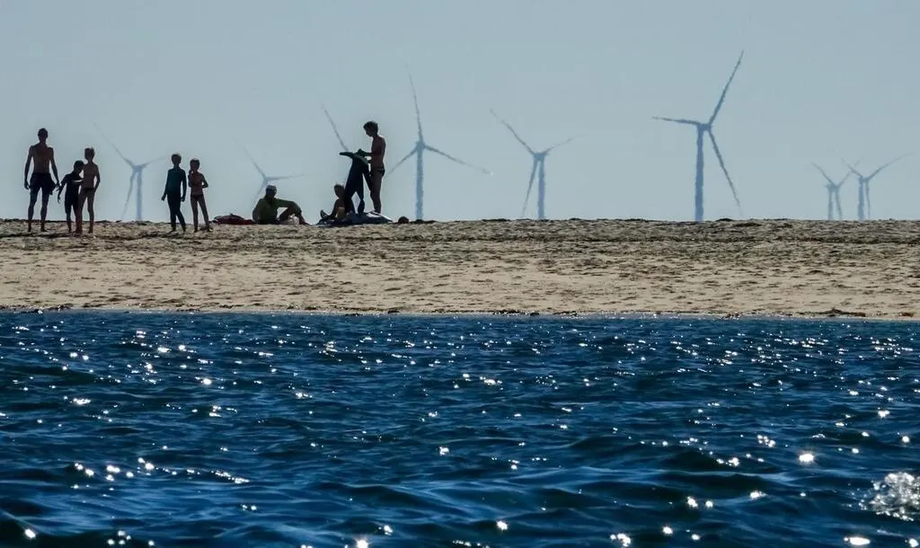 Estce qu’on s’habitue aux éoliennes, visibles de la plage de La Baule