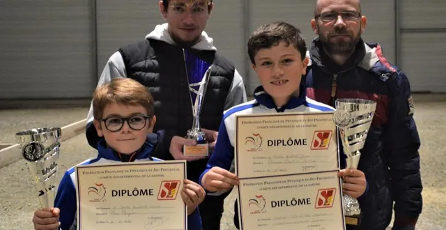 photo  loris chapin et dorian chartier-rutard, encadrés par leurs coachs quentin dézécot et nicolas chartier, sont champions minimes doublettes.  &copy;  ouest-france 