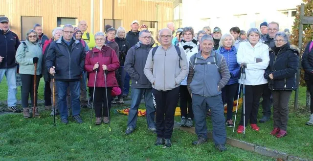 photo  les randonneurs sont partis de la maison de service au public, samedi,pour une marche de 25 km.  &copy;  ouest-france 