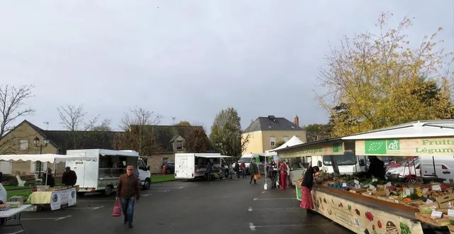 photo  les clients apprécient de trouver depuis début novembre, les produits certifiés bio proposés par charly, avec son étal « les saveurs de l’anjou ».  &copy;  ouest-france 