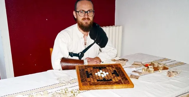 photo  arthur sellier, alias ludik forge, a revêtu son habit d’apparat. cela attire les gens dans les marchés de producteurs qu’il fréquente ou dans les salons et festivals.  &copy;  ouest-france 