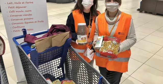 photo  carla et nathalie faisaient partie des bénévoles mobilisés dans les magasins saboliens pour la collecte annuelle, en novembre 2021.  &copy;  archives ouest-france 
