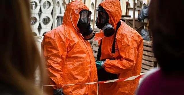 photo  des sauveteurs du ministère ukrainien des situations d’urgence portent des vêtements de protection lors d’une session de formation aux urgences nucléaires destinée aux civils dans la ville de lviv, dans l’ouest de l’ukraine, le 8 septembre 2022.  &copy;  yuriy dyachyshyn / afp 