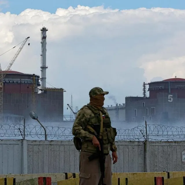 Un militaire russe monte la garde près de la centrale nucléaire de Zaporijjia, le 4 août 2022. ALEXANDER ERMOCHENKO / Archives REUTERS photo un militaire russe monte la garde près de la centrale nucléaire de zaporijjia, le 4 août 2022. © alexander ermochenko / archives reuters