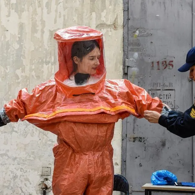 Une sauveteuse du ministère ukrainien des situations d’urgence enfile des vêtements de protection lors d’une session de formation aux urgences nucléaires destinée aux civils dans la ville de Lviv, dans l’ouest de l’Ukraine, le 8 septembre 2022. YURIY DYACHYSHYN / AFP photo une sauveteuse du ministère ukrainien des situations d’urgence enfile des vêtements de protection lors d’une session de formation aux urgences nucléaires destinée aux civils dans la ville de lviv, dans l’ouest de l’ukraine, le 8 septembre 2022. © yuriy dyachyshyn / afp