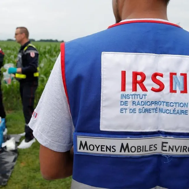 Un employé de l’IRSN participe à la formation de pompiers français, leur apprenant à prélever des échantillons de sol, à Blodelsheim, en France, lors d’un exercice d’accident nucléaire près de la plus ancienne centrale nucléaire française de Fessenheim, le 12 juin 2018. VINCENT KESSLER / Archives REUTERS photo un employé de l’irsn participe à la formation de pompiers français, leur apprenant à prélever des échantillons de sol, à blodelsheim, en france, lors d’un exercice d’accident nucléaire près de la plus ancienne centrale nucléaire française de fessenheim, le 12 juin 2018. © vincent kessler / archives reuters