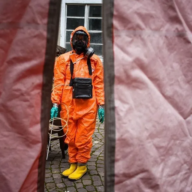 Une sauveteuse du ministère ukrainien des situations d’urgence enfile des vêtements de protection lors d’une session de formation aux urgences nucléaires destinée aux civils dans la ville de Lviv, dans l’ouest de l’Ukraine, le 8 septembre 2022. YURIY DYACHYSHYN / AFP photo une sauveteuse du ministère ukrainien des situations d’urgence enfile des vêtements de protection lors d’une session de formation aux urgences nucléaires destinée aux civils dans la ville de lviv, dans l’ouest de l’ukraine, le 8 septembre 2022. © yuriy dyachyshyn / afp