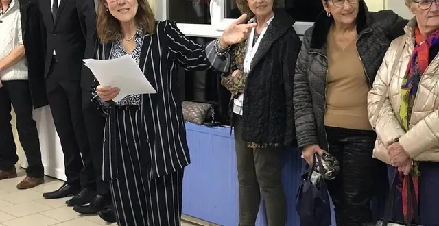 photo  évelyne avice a réuni toutes les personnes qui l’ont marqué pendant ses quarante-quatre années passées au sein de l’éducation nationale, pour son départ à la retraite, à l’école jean-de-la-fontaine, à flers, dans l’orne.  &copy;  ouest-france 