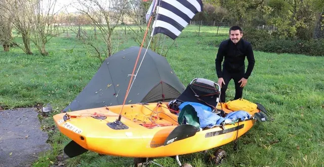 photo  varennes-sur-loire, « 
                           
                        
                     
                     
                        
                           
                              le petit-port 
                           
                        
                        
                           
                              », mercredi 23 
                           
                        
                        
                           
                              novembre 2022.
                           
                        
                        
                  
                  
                     
                        
                            jérôme allaire, alias roberto, projette de faire un tour de france en kayak à pédales en passant par lyon et le canal du midi avant de revenir à guérande .  &copy;  co - nicolas thellier 