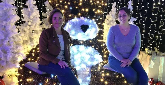 photo  dans le showroom de leblanc illuminations, zone sud du mans. alexandra petit, directrice (à droite) et sandrine le corre, responsable communication. une cinquantaine de communes sarthoises sont éclairées à noël grâce à l’entreprise.  &copy;  ouest-france 