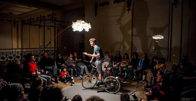 photo  le cycliste rédige une lettre de souvenirs.  &copy;  éric danhier 