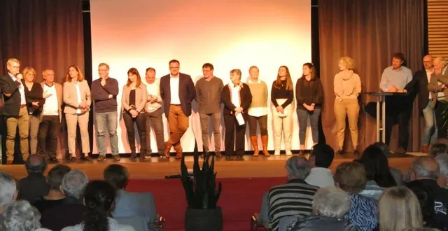 photo  laurent paris, maire (à gauche) et l’ensemble de son équipe pour cette réunion publique, à la salle vaujoubert.  &copy;  ouest-france 
