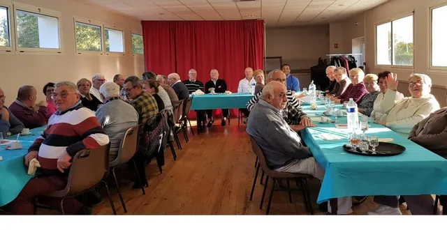 photo  au centre en invité d’honneur fernand tournet 84 ans.  &copy;  le maine libre 