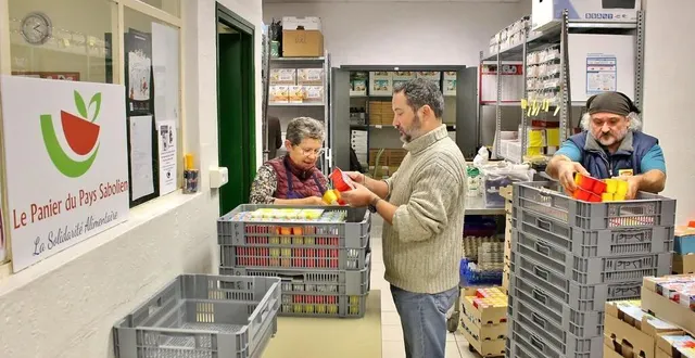 photo  des bénévoles du panier du pays sabolien à l’œuvre, mercredi 23 novembre 2022, pour préparer la distribution du lendemain, dans les locaux de l’association, rue de sarthe, à sablé.  &copy;  ouest-france 