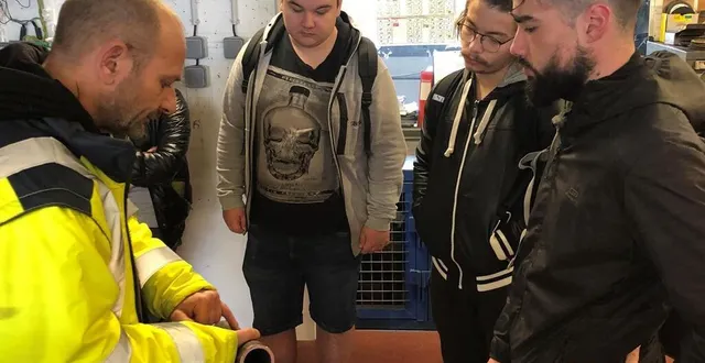 photo  david chislard (à gauche), formateur en soudure, montre à des jeunes de la mission locale, les différentes techniques de soudure.  &copy;  ouest-france 