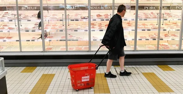 photo  chez casino #hyper frais dans le quartier de la roseraie à angers, sur les huit articles achetés en magasin, nous avons constaté une hausse des tarifs qui varie du simple au double par rapport à la même commande sur le drive.  &copy;  franck dubray, archives ouest-france 