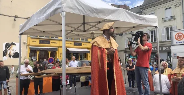 photo  antoine pelletier lors de la cérémonie des 90 ans de maison drans en juin 2022 sous l’œil de la caméra.  &copy;  ouest-france 