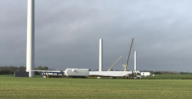 photo  quatre éoliennes sont en cours d’assemblage à moulins-sur-orne.  &copy;  ouest-france 