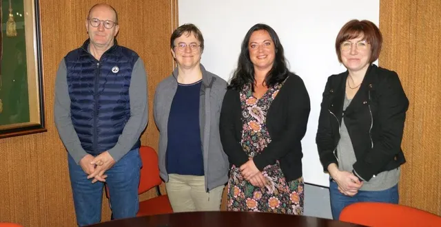 photo  michel legalle, le maire ; céline levée, adjointe aux associations ; élodie marie et angélique delarchand, les deux commerçantes à l’initiative de cette première dizaine commerciale.  &copy;  ouest-france 