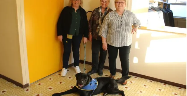 photo  arlette pinçon, à gauche, accompagnée du chien stylo, représentante d’handi’chiens, nicole goumas et maryline sangleboeuf.  &copy;  le maine libre 
