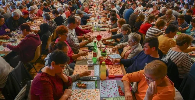 photo  pour les lotos, les salles polyvalentes sont toujours bien remplies.  &copy;  archives le maine libre – denis lambert 