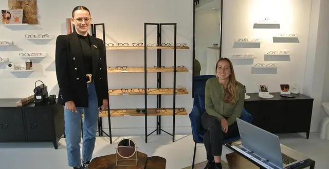 photo  cléa berton (à droite), créatrice de jeannette optique et jeanne cauret,employée au sein de leur écrin cosy ouvert dans la zac d’antarès, au mans.  &copy;  ouest-france 