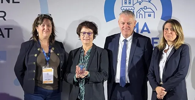 photo  nadine grelet-certenais (2e en partant de la gauche), présidente du pays fléchois, a reçu la récompense de la chambre de métiers et de l’artisanat. elle est entourée d’anne petit, présidente de la commission territoriale sud du département de la sarthe, joël fourny, président de cma france et juliette auricoste, directrice du programme petites villes de demain.  &copy;  cma 