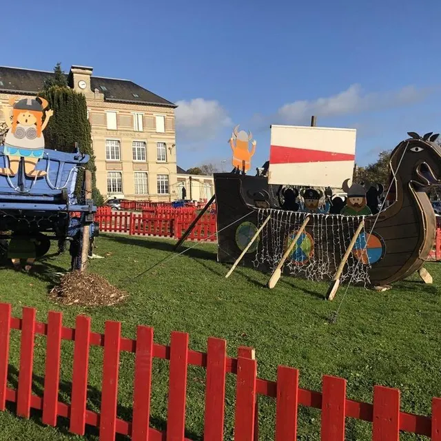 Les décors et illuminations de l’association du personnel territorial sont en cours d’installation entre La Poste et le tribunal. Ouest-France photo les décors et illuminations de l’association du personnel territorial sont en cours d’installation entre la poste et le tribunal. © ouest-france