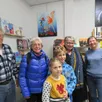 photo  bernard marquis, peintre, monique, maguy et marie-claude, bénévoles à la bibliothèque d’aigné avec léane et maélic, venus emprunter des livres. 
