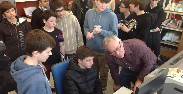photo  des élèves de nazareth découvrent la machine d’impression laser au laboratoire de fabrication.  &copy;  le maine libre 