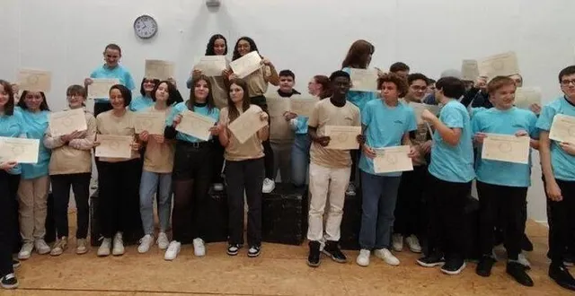 photo  les collégiens des 3e de l’an passé, vêtus de leur t-shirt ronsard, montrent fièrement leurs diplômes.  &copy;  le maine libre 