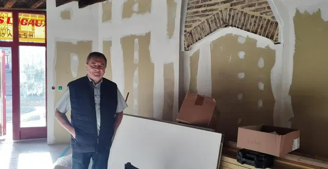 photo  jean-yves denis, maire de crosmières, devant ce qui reste de l’ancienne forge. le local deviendra une épicerie bistrot coopérative en mars 2023.  &copy;  maine libre 