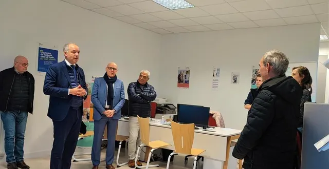 photo  sébastien jallet, préfet de l’orne (à gauche), s’est rendu jeudi 24 novembre à sées pour une présentation du dispositif.  &copy;  préfecture de l’orne 