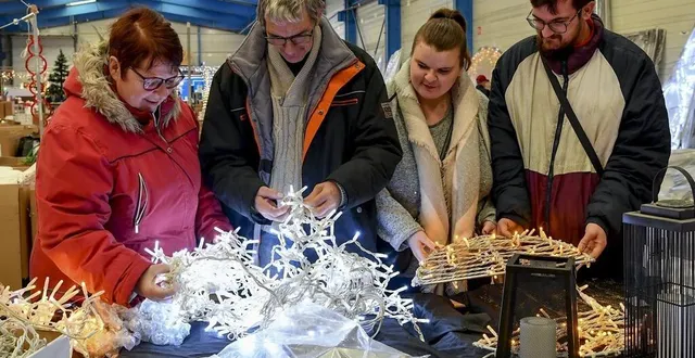 photo  isabelle, jean-luc et leurs enfants achètent régulièrement des illuminations pour leur jardin.  &copy;  photo le maine libre – yvon loué 