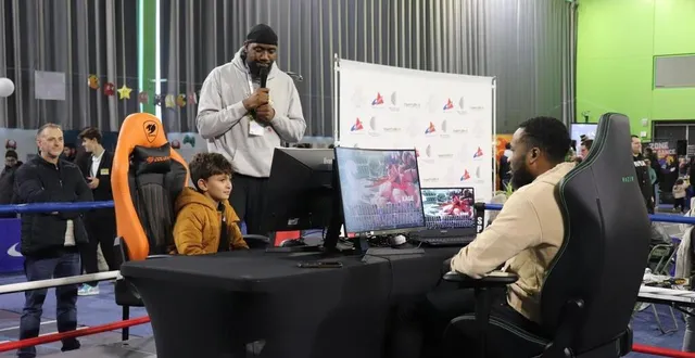photo  noham, 9 ans, a affronté le joueur professionnel mister crimson à « street fighter v », au salon du jeu vidéo de la flèche, samedi 26 novembre 2022. rza s’est chargé de l’animation.  &copy;  ouest-france 