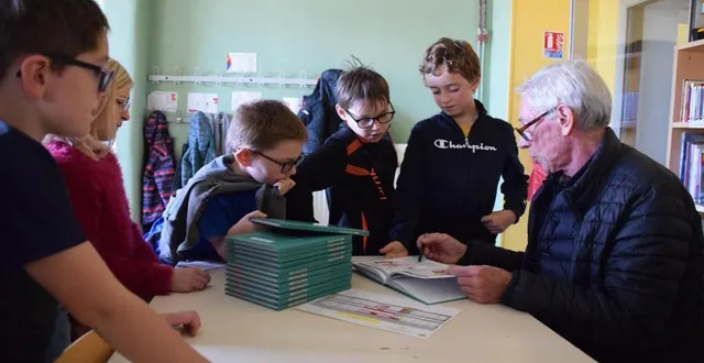 photo  l’auteur philippe ramage dédicace son livre sur les accidents domestiques aux élèves de l'école de mareil-sur-loir  le vendredi 25 novembre.  &copy;  maine libre 