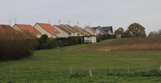 photo  comment rendre compatibles le développement des communes rurales avec une moindre consommation de l’espace agricole ou naturel ? la question inquiète les élus de la sarthe. ici, à champagné, près du mans.  &copy;  ouest-france 