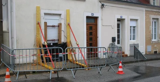 photo  d’importants dégâts matériels apparaissent après le choc. les occupants ont été relogés dans la famille.  &copy;  le maine libre 