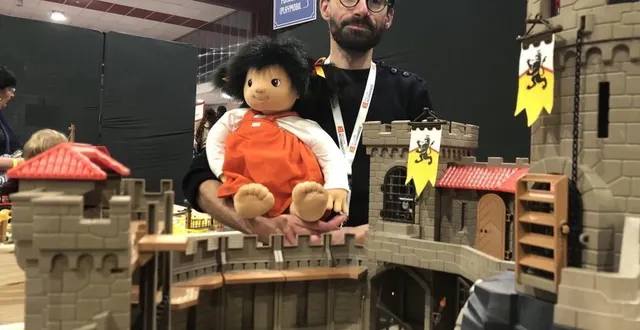 photo  benoit poisson et sa poupée émilie, qu’il utilise principalement avec les résidents d’ehpad, mais qui intrigue tout de même les enfants.  &copy;  ouest-france 