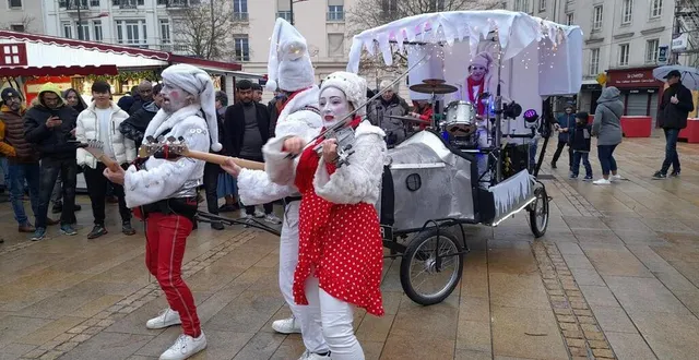 photo  le show de gangstar fanfare a animé le marché de noël, ce dimanche, place de la république.  &copy;  ouest-france 