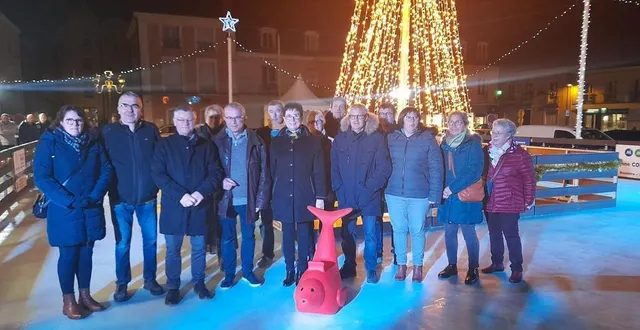 photo  les élus du conseil municipal et philippe vallée, gestionnaire de la patinoire sur la glace synthétique.  &copy;  ouest-france 