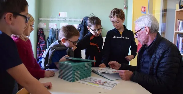 photo  philippe ramage a dédicacé son livre portant sur les accidents domestiques aux élèves de mareil-sur-loir, vendredi 25 novembre 2022.  &copy;  communauté de communes du pays fléchois 