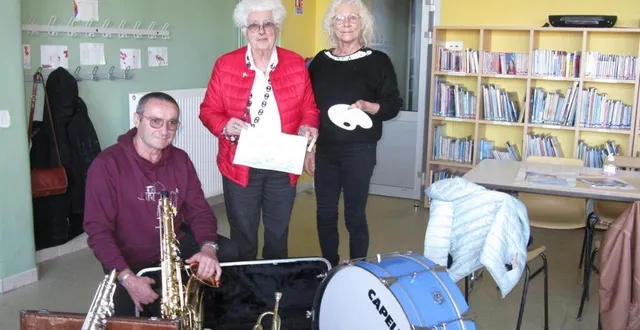 photo  à l’école le mercredi après-midi, pascal delaroche dispense des cours de musique, l’artiste mareillaise josy hère (au centre) initie à l’aquarelle enfants et adultes, secondée de carmen charles, artiste peintre également.  &copy;  ouest-france 