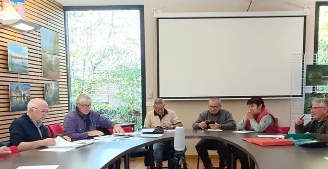 photo  alain violet, président, (2e à gauche), à sa droite andré trottet, le maire, et les membres du bureau autour de la table.  &copy;  ouest-france 