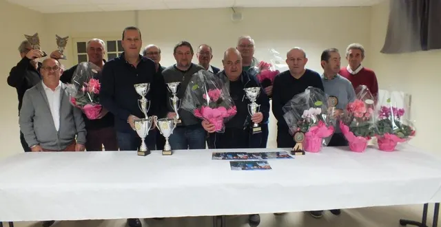 photo  les vainqueurs, finalistes et membres de la fédération de boule de fort du saumurois.  &copy;  co 