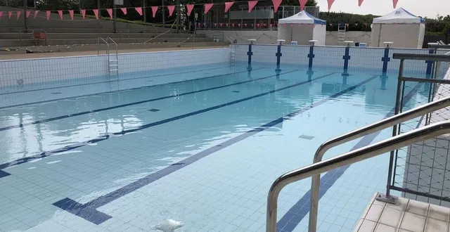 photo  le centre aquatique du pays sabolien sera de nouveau fermé dimanche 4 décembre 2022.  &copy;  ouest-france 