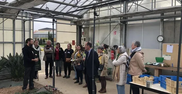 photo  le comité de suivi de la charte qualité et proximité accompagné d’anciens et de nouveaux adhérents a visité les installations de l’arps où on forme au maraîchage bio.  &copy;  ouest-france 