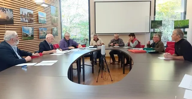 photo  alain violet, président, 2e à gauche, à sa droite, andré trottet, maire, et les membres du bureau.  &copy;  le maine libre 