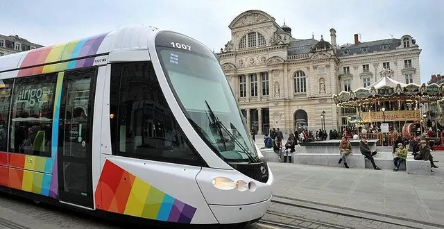 photo  le tramway, place du ralliement à angers (maine-et-loire).  &copy;  archives marc ollivier, ouest-france 