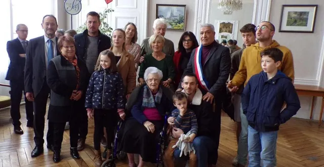 photo  la doyenne de sées, georgette huard saluée par les élus de la ville dont le maire, mostefa maachi.  &copy;  ouest-france 